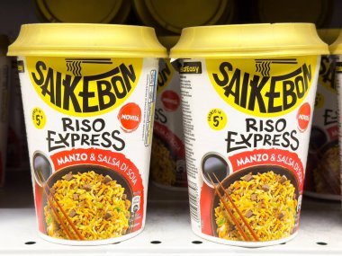 Rafta manzo ve salsa aromalı anlık riso ekspres bardaklar..