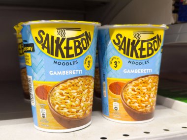 Saikebon eriştesi: çabuk ve kolay gamberetti aromalı hazır yemek.