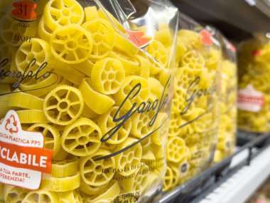 İçinde torba şeklinde İtalyan garofalo rotelle bulunan makarna rafları..