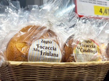 Etiketli plastik ambalajda sanatsal italyan ekmeği görüntüsü.