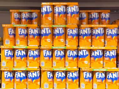 Süpermarket raflarında sergilenen turuncu fanta kutuları.