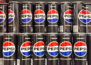 Yığılmış pepsi kutuları sıfır şeker massimo markalı içecek rafları.