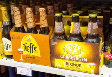 Leffe ve Grimbergen Belçika biraları süpermarket koridorunda sergileniyor.
