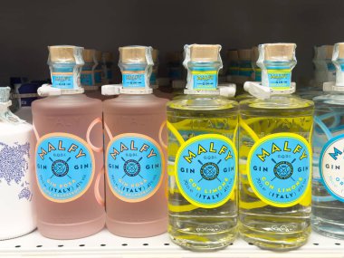 Rafta greyfurt ve limon aromalı Malfy cin seçimi.