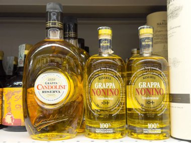 Raftaki Grappa şişeleri: içki dükkanında candolini ve non-ino çeşitleri.