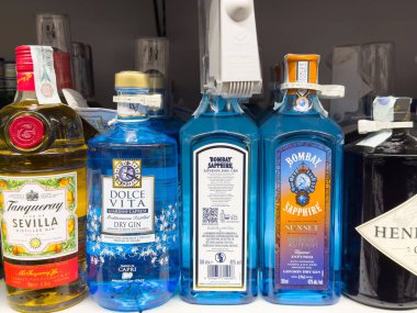 Rafta bulunan çeşitli özel cin şişeleri.