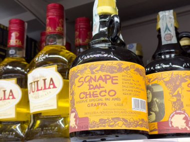 Raftaki grappa şişelerinin çeşitliliği.