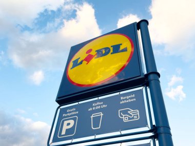 Açık havada mavi gökyüzü arka planında Lidl süpermarket işareti.