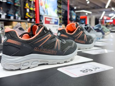 Atletik koşu ayakkabıları mağazada sergilenirken, fiyat etiketi odaklı.