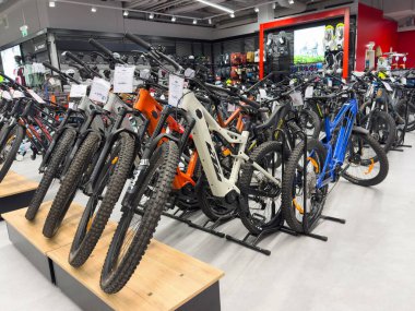 Çeşitli dağ bisikletleriyle modern bisiklet mağazası.