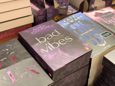 Bir mağazada yığınla İngilizce ve Almanca kitap.