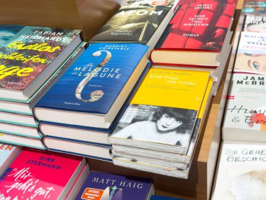 Çeşitli kapaklarla kitapçıda sergilenen Alman romanlarının çeşitliliği.
