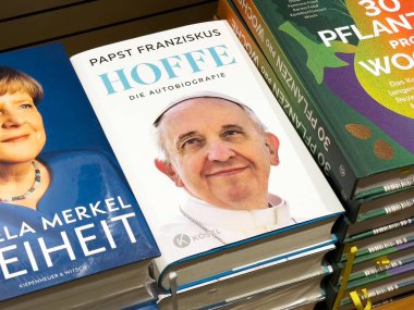 Papa Francis otobiyografisi kitapçının rafında sergilendi.