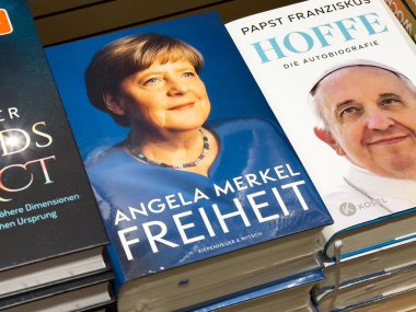 Angela Merkel ve Papa Francis 'in otobiyografileri kitapçıda sergilendi.
