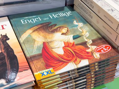 Engel ve Heilige kitap yığını indirimli fiyat gösteriminde meleksi sanat eserleri ile.