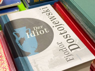 Dostoyevski 'nin' der idiot 'unun Almanca baskısı bir kitapçıda sergilendi.