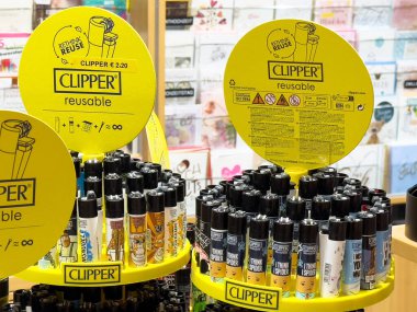 Perakende mağazasında kırpıcı yeniden kullanılabilir çakmak görüntüsü.