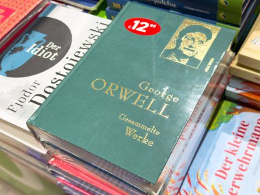 George Orwell, dostoyevski ve edebiyat klasikleriyle kitapçıda sergilenen eserleri topladı.