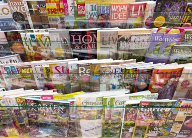 Renkli dergi standında Alman yaşam tarzı ve ev dergileri sergileniyor..