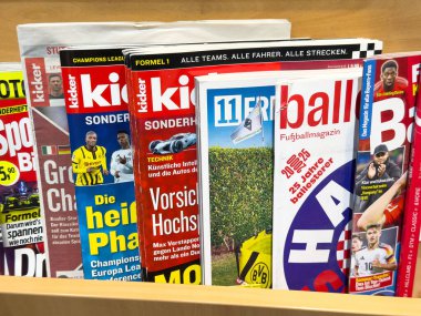 Bir ahşap tezgahta sergilenen Alman spor dergilerinin çeşitleri.