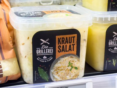 Market vitrininde Alman salata paketi.