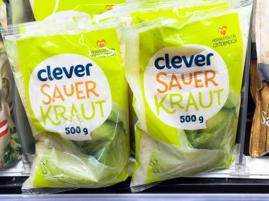 Paketli lahana turşusu süpermarket koridorunda sergileniyor..