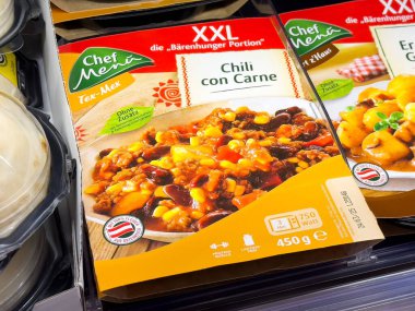 Dondurucuda fasulye ve mısırla paketlenmiş acılı chili con carne yemeği.