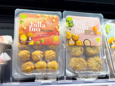 Süpermarkette paketlenmiş vejetaryen falafel ve kinoa topları.