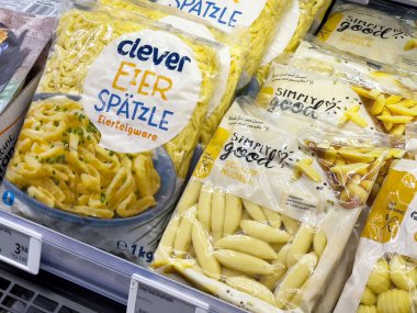 Süpermarkette akıllı ve iyi markalı Alman yumurtalı makarna çeşitleri..