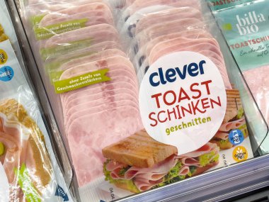 Süpermarketin buzdolabında jambonlu tost..