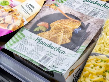 Alman pfannkuchen krep paketi içinde yabanmersini ve salata.