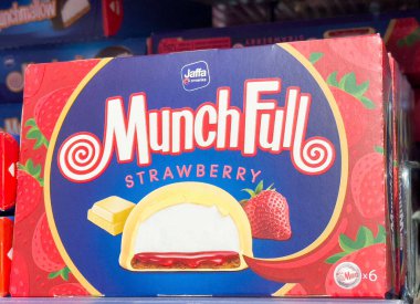 Bücür çilekli jaffa kek kutusu ve süpermarkette kırmızı böğürtlen paketi..