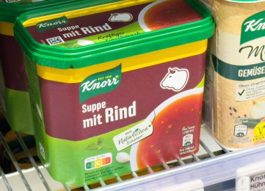 Knorr, süpermarket raflarında karışık çorba paketleri sağlar..