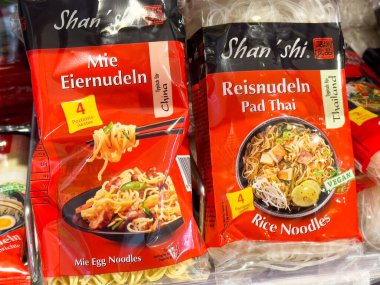 Malzeme ve etiketlerle çeşitli Asya erişte ambalajı görüntüsü.