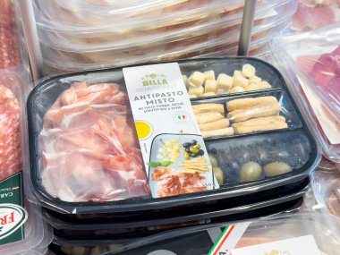 İtalyan antipasto tepsisi Prosciutto peynirli zeytin ve ekmek çubuklarıyla.