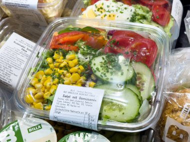 Mısır, domates, salatalık ve biberli taze sebze salatası..