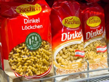 Mağazada organik malzemeler içeren makarna çeşitleri var..