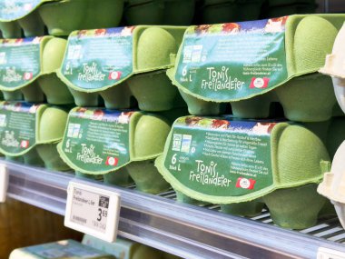 Çevre dostu yeşil ambalajda sergilenen organik serbest yumurtalar.