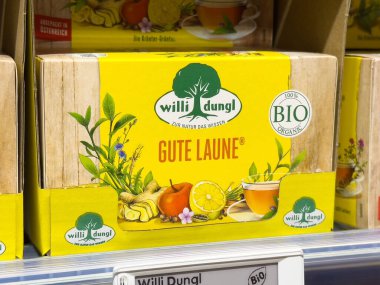 Doğal malzemeler ve canlı tasarım içeren organik bitki çayı paketi..