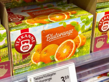 Teekanne Blutorange Çay Paketi süpermarket rafında sergilenmektedir.