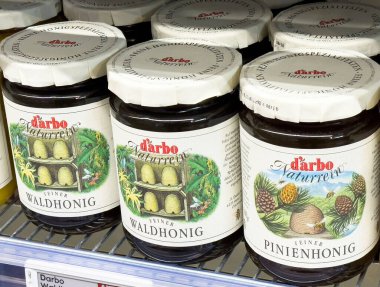 Rafta gösterilen çeşitli darbo kavanozları: waldhonig ve pinehonig balı.