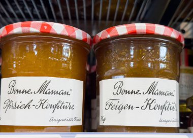 Bonne anne meyve reçelleri kavanozlarda kırmızı kareli kapaklar mağaza raflarında.