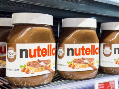 Fındık kavanozları raflarda sergileniyor..