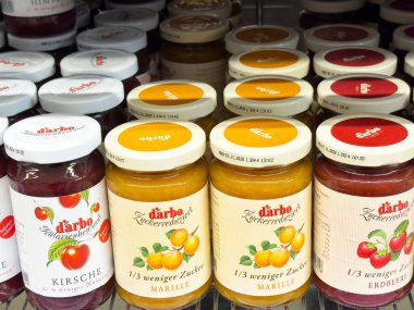 Rafta çeşitli meyve kavanozları var..