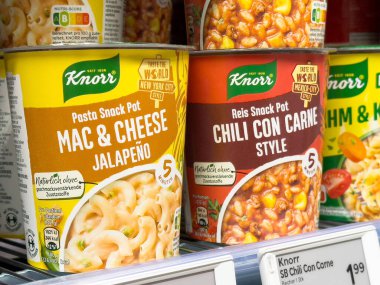 Süpermarket rafındaki Knorr makarna aperatifleri: makarna ve kırmızı biber çeşitleri.