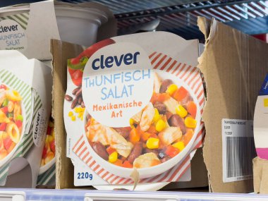 Süpermarket rafında Meksika usulü akıllı ton balığı salatası paketleme.