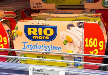 Rio mare, klasik olmayan ton balığı salatası paketi süpermarkette sergileniyor..