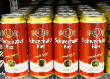 Schwechater bier bier kutuları içecek dükkanında buzdolabında sergileniyor..