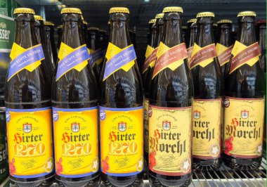 Dolapta çeşitli kiralayıcı şişeleri 1270 ve morchl biraları var..