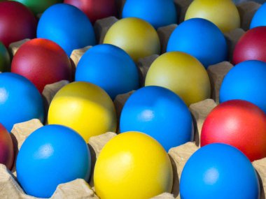 Karton tepside canlı renkli yumurtalar..